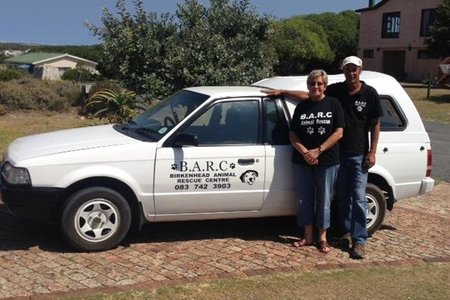 BARC se â€œnuweâ€ bakkie, saam met â€˜n dankbare Annalie Jonker en Gavin Hughes  